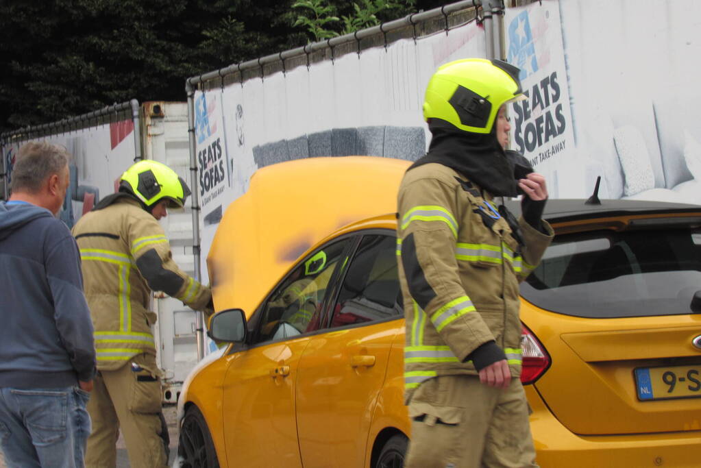 Brandweer heeft autobrand snel onder controle