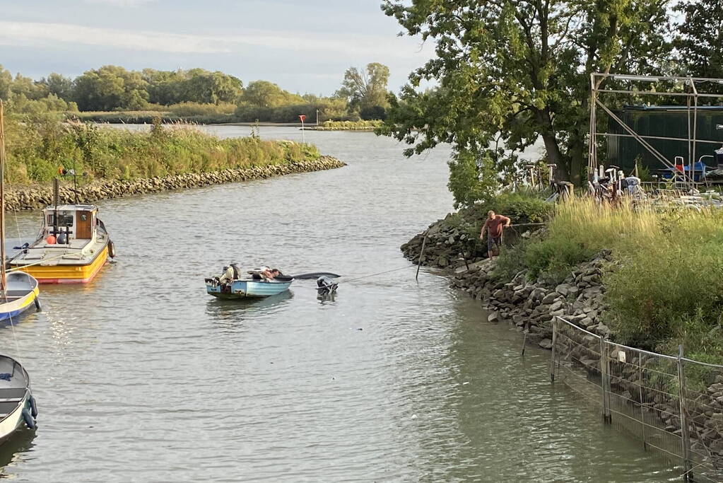 Auto en trailer verdwijnen volledig onder water