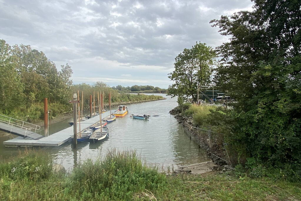 Auto en trailer verdwijnen volledig onder water