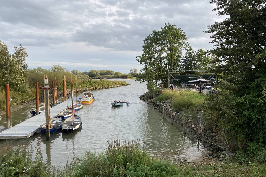 Auto en trailer verdwijnen volledig onder water