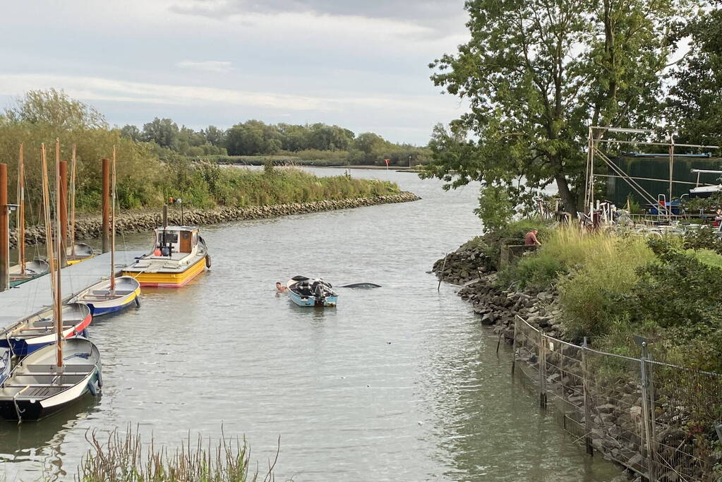 Auto en trailer verdwijnen volledig onder water