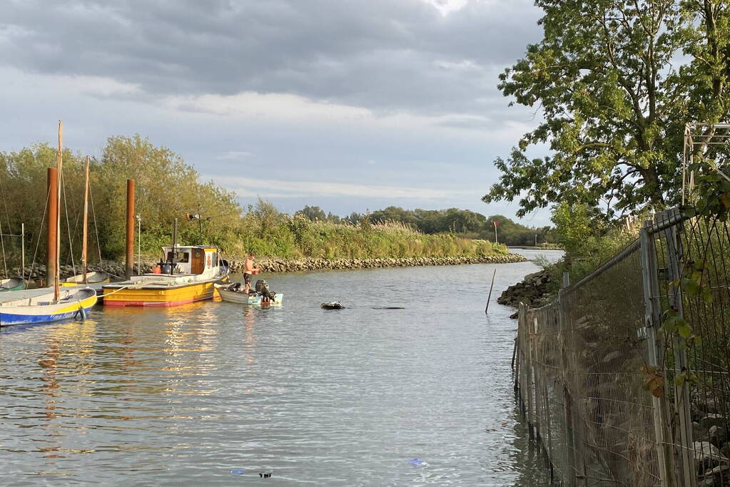 Auto en trailer verdwijnen volledig onder water