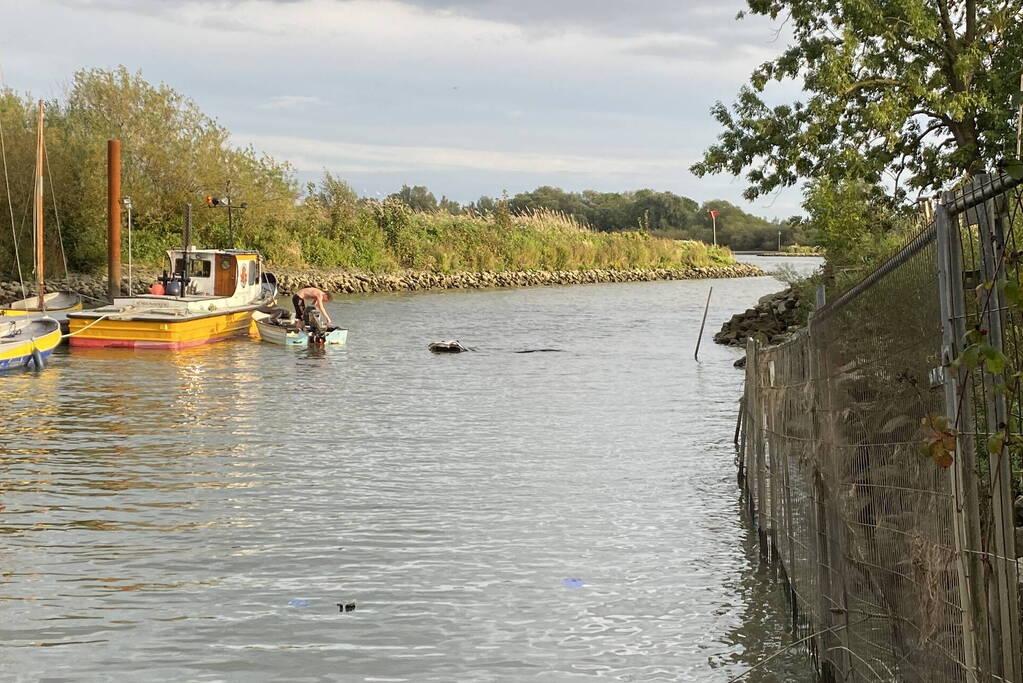 Auto en trailer verdwijnen volledig onder water