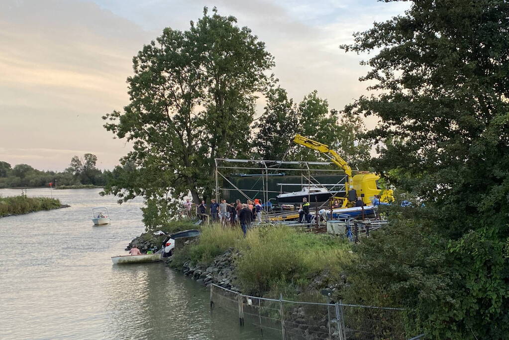 Auto en trailer verdwijnen volledig onder water