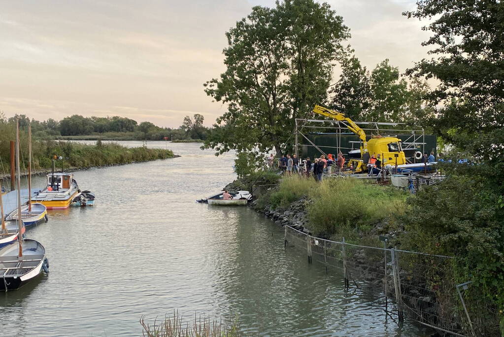 Auto en trailer verdwijnen volledig onder water