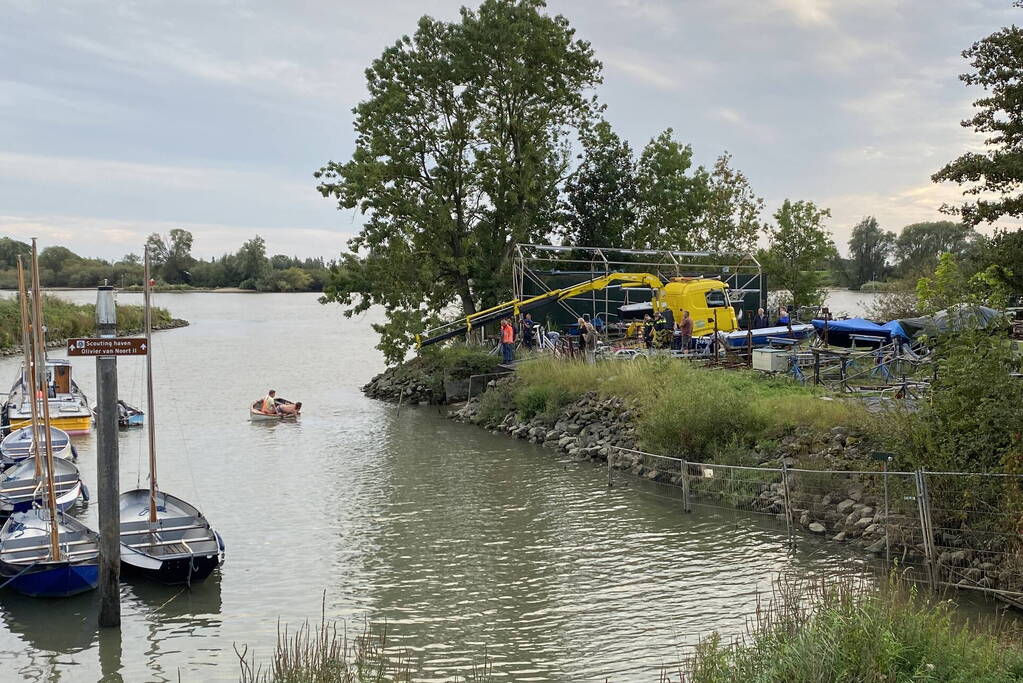 Auto en trailer verdwijnen volledig onder water