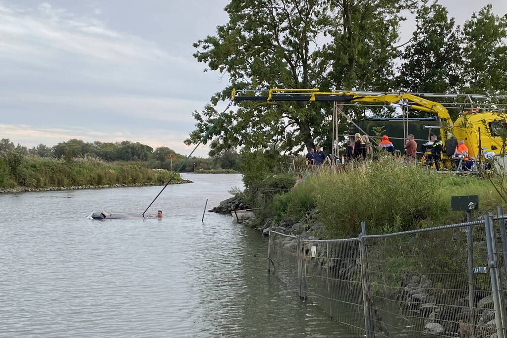 Auto en trailer verdwijnen volledig onder water