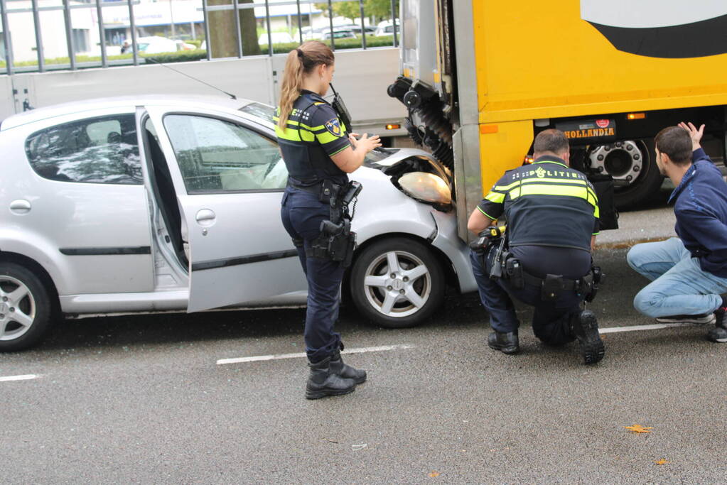 Veel schade bij botsing tussen drie voertuigen