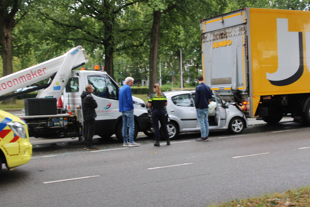 Veel schade bij botsing tussen drie voertuigen