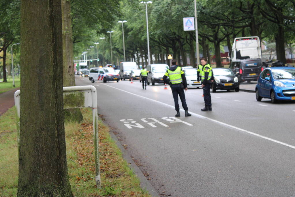 Veel schade bij botsing tussen drie voertuigen