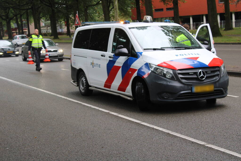 Veel schade bij botsing tussen drie voertuigen