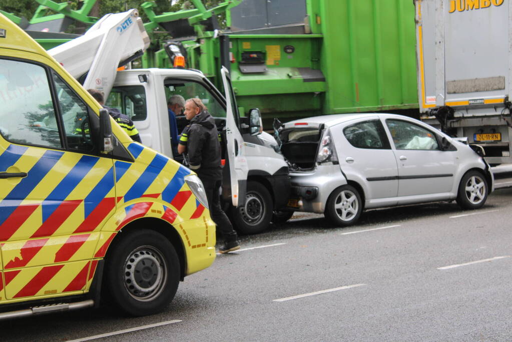 Veel schade bij botsing tussen drie voertuigen