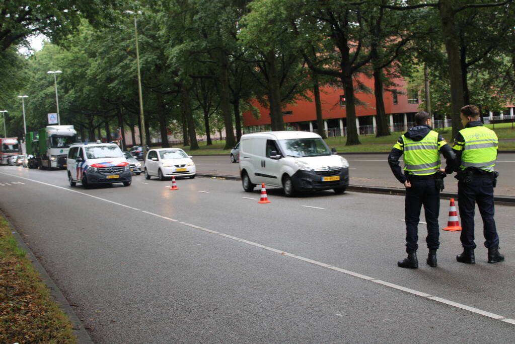 Veel schade bij botsing tussen drie voertuigen