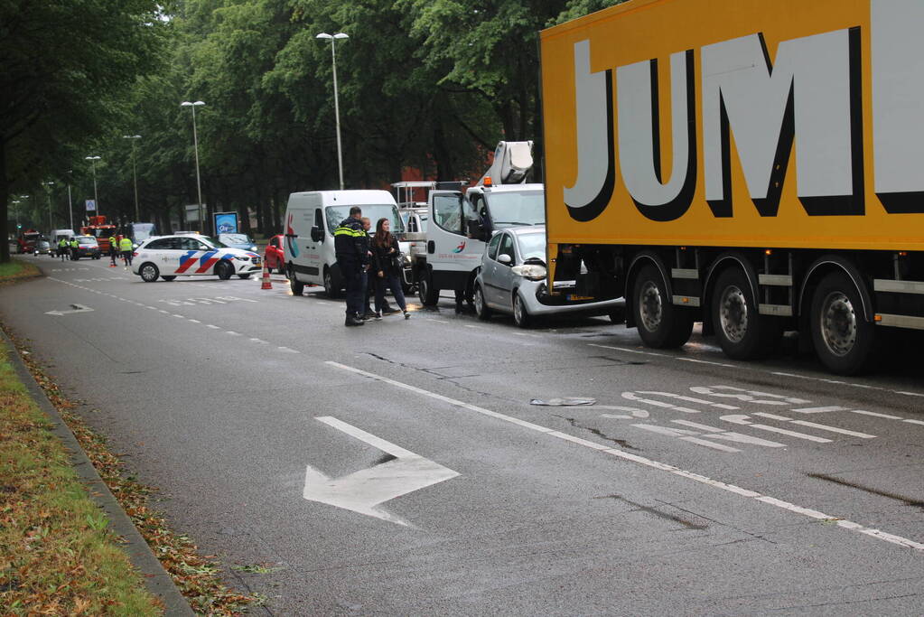 Veel schade bij botsing tussen drie voertuigen