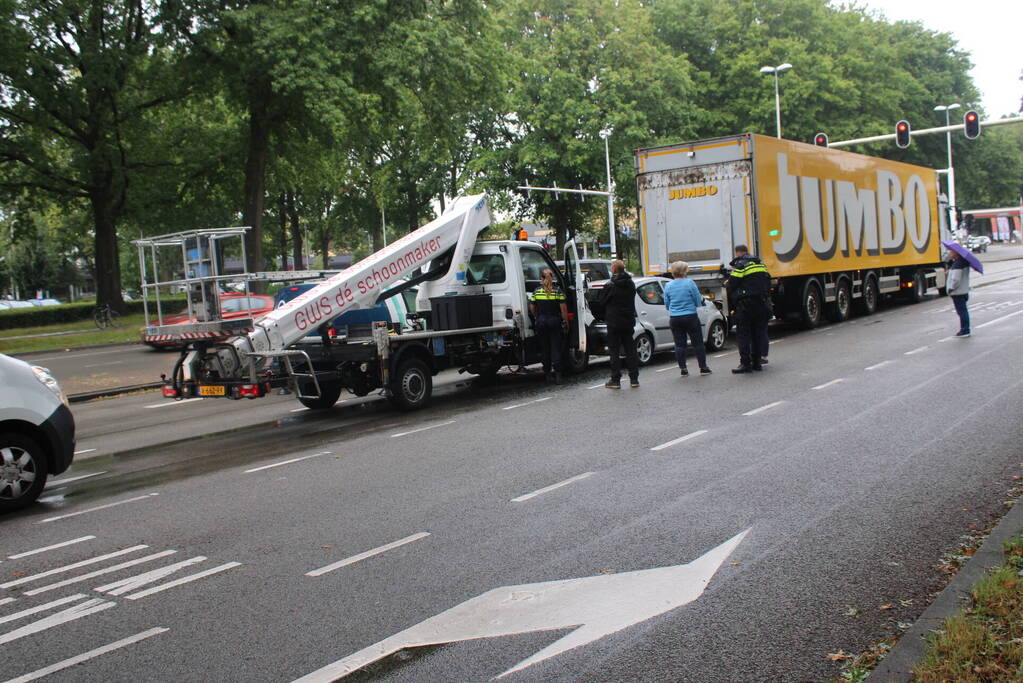 Veel schade bij botsing tussen drie voertuigen