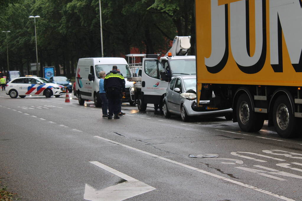 Veel schade bij botsing tussen drie voertuigen