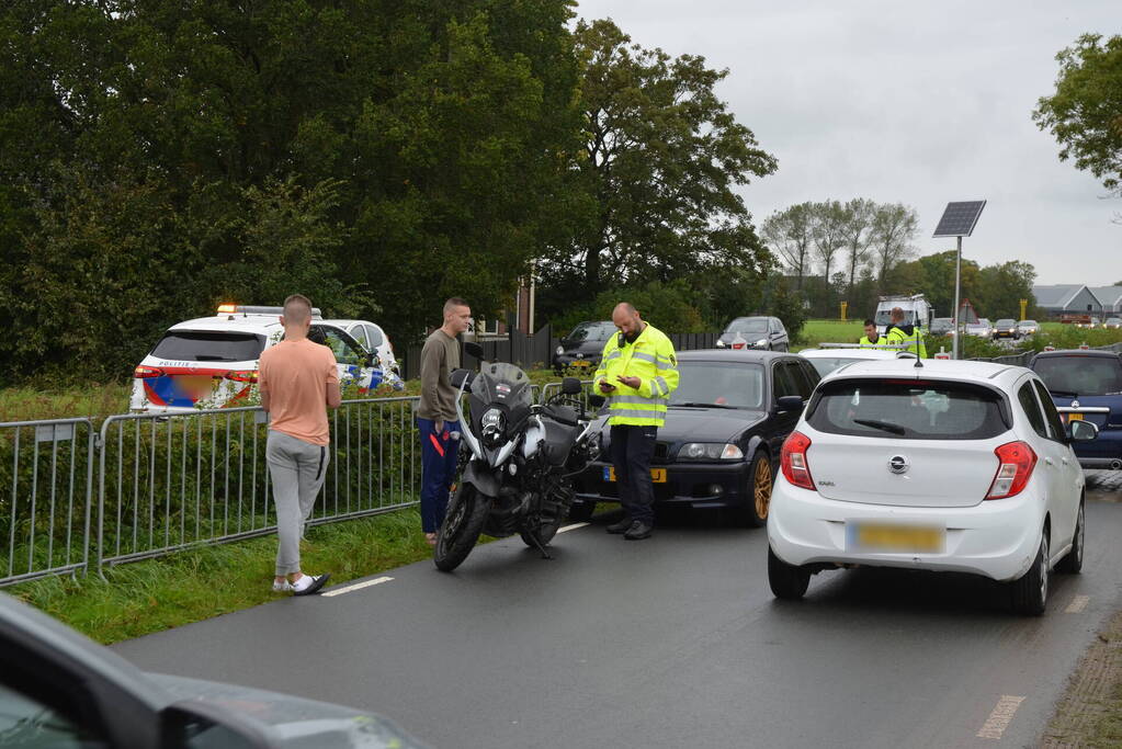 Motorrijder en automobilist in botsing