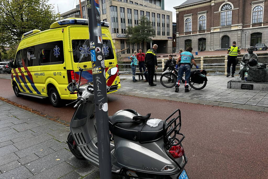 Scooterrijder en fiets in botsing