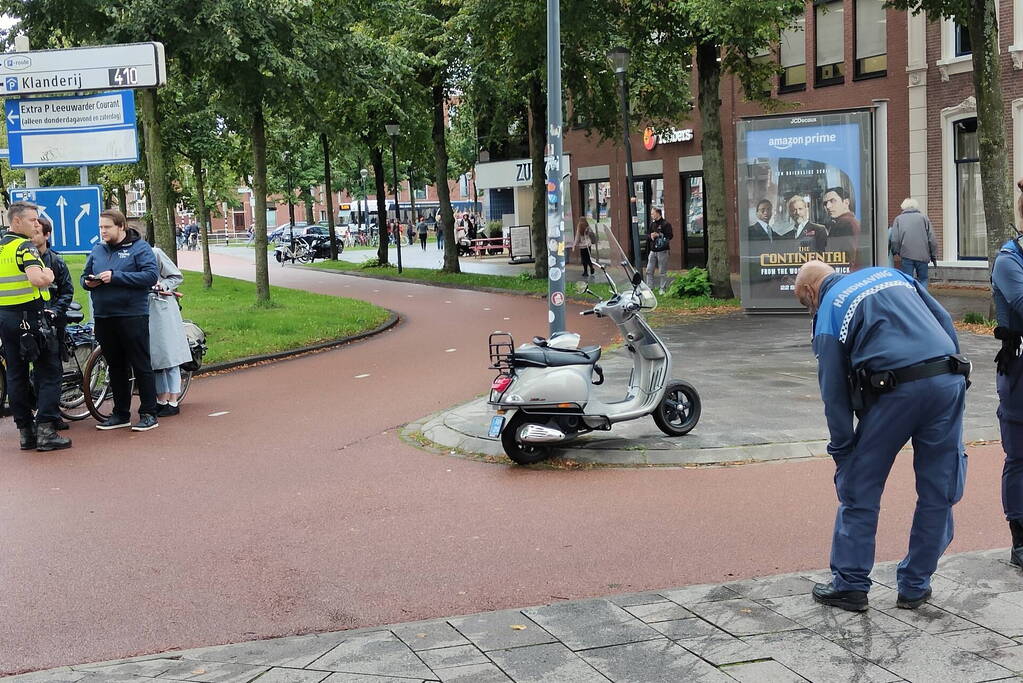 Scooterrijder en fiets in botsing