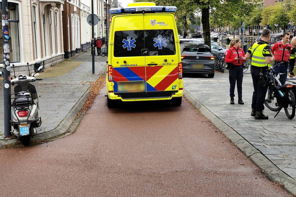 Scooterrijder en fiets in botsing