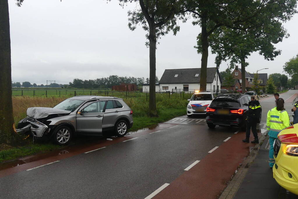 Auto zwaar beschadigd na botsing op boom