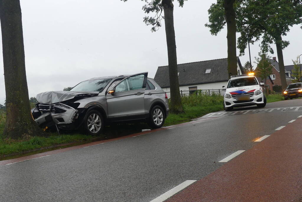 Auto zwaar beschadigd na botsing op boom