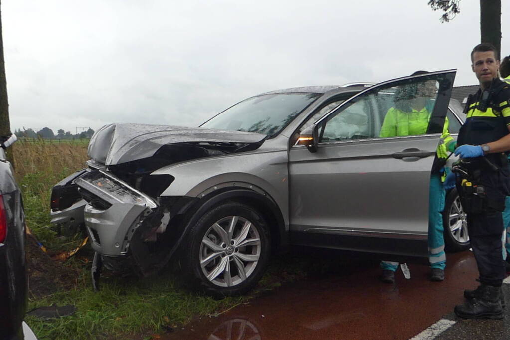 Auto zwaar beschadigd na botsing op boom