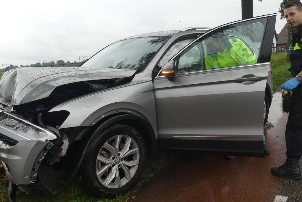 Auto zwaar beschadigd na botsing op boom