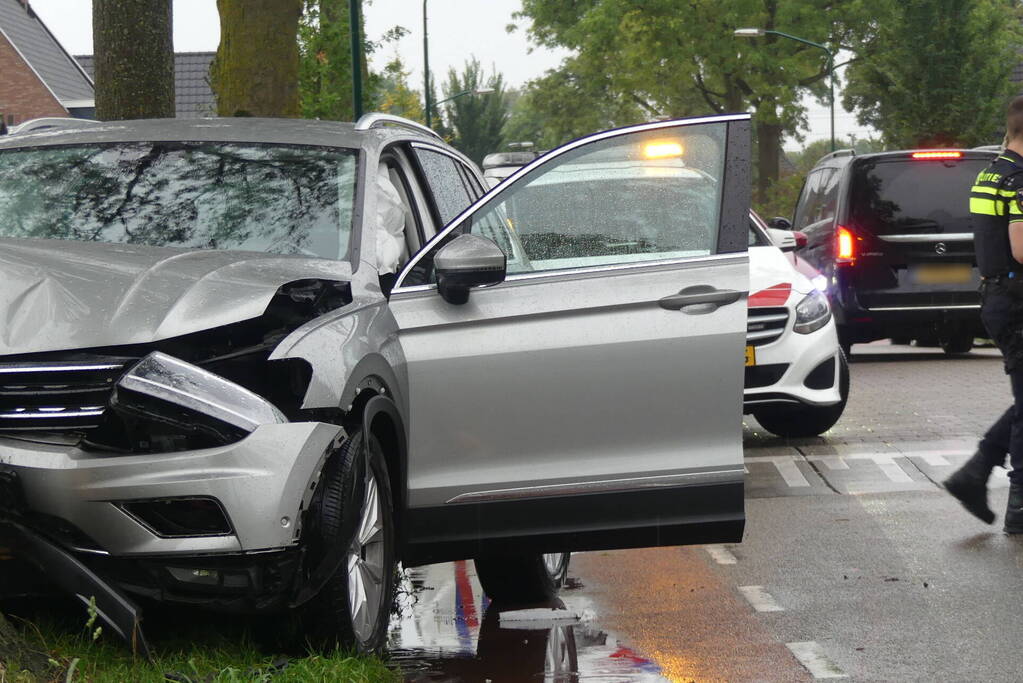 Auto zwaar beschadigd na botsing op boom