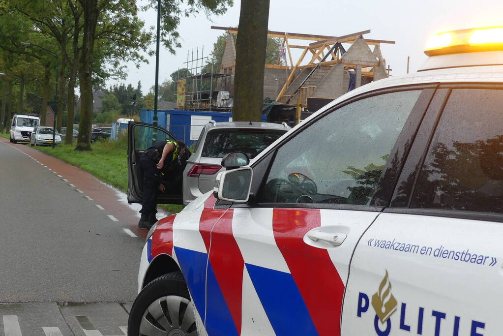 Auto zwaar beschadigd na botsing op boom