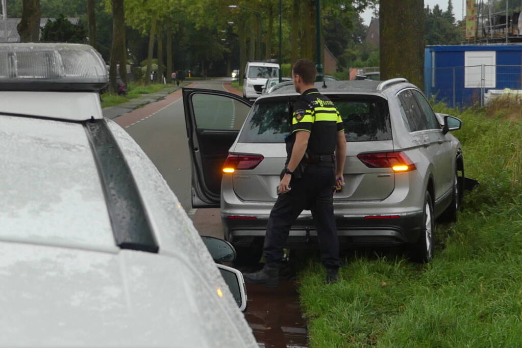 Auto zwaar beschadigd na botsing op boom