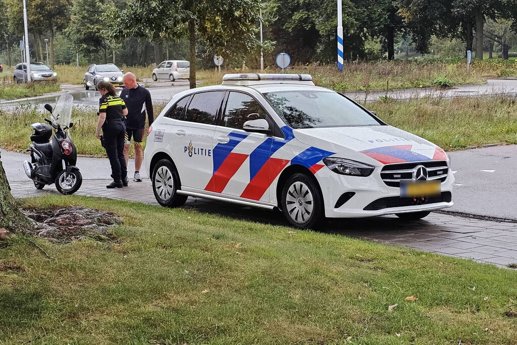 Scooter geschept door auto