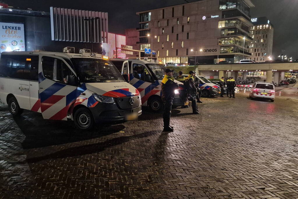 Politie massaal aanwezig bij wedstrijd van Ajax