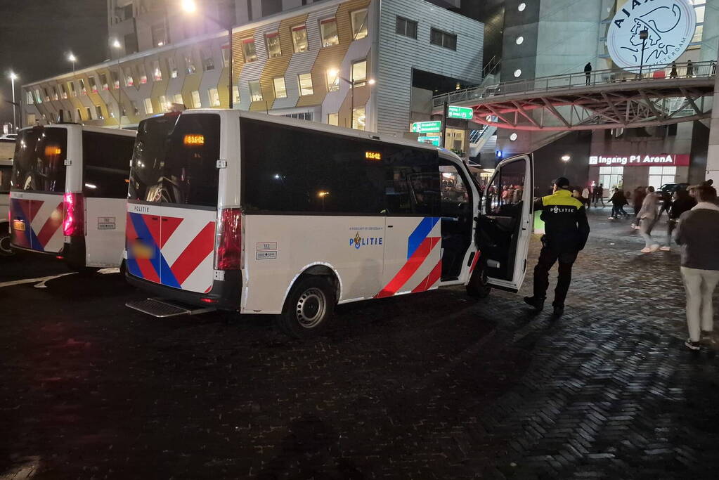 Politie massaal aanwezig bij wedstrijd van Ajax