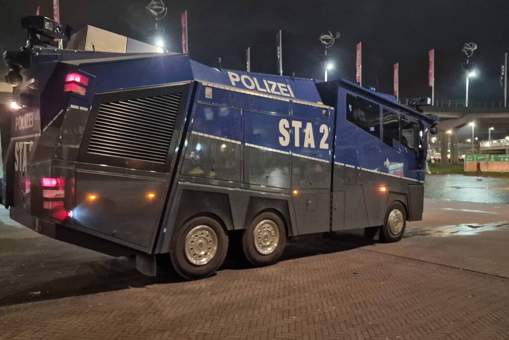 Politie massaal aanwezig bij wedstrijd van Ajax