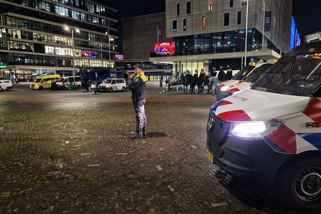 Politie massaal aanwezig bij wedstrijd van Ajax