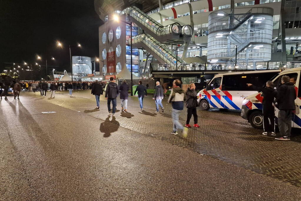 Politie massaal aanwezig bij wedstrijd van Ajax