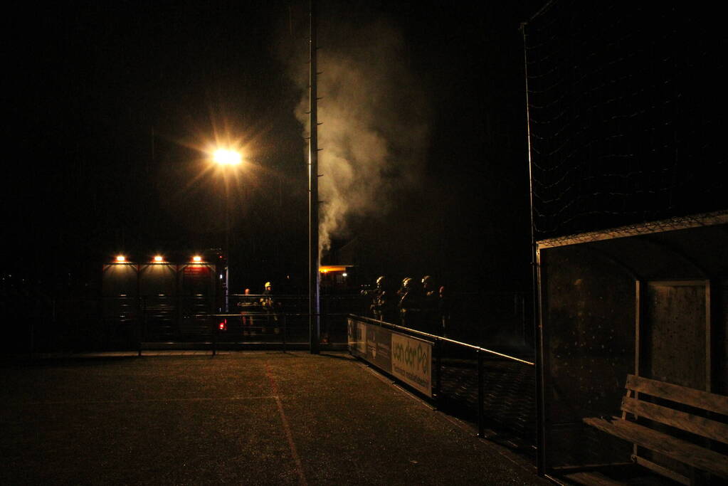 Brand in lichtmast bij voetbalveld