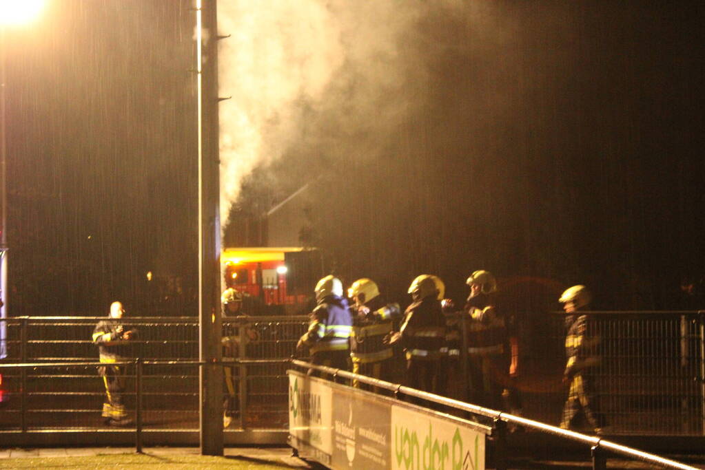 Brand in lichtmast bij voetbalveld