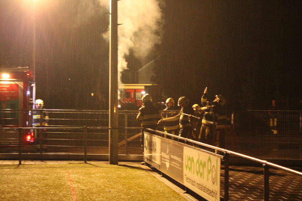 Brand in lichtmast bij voetbalveld