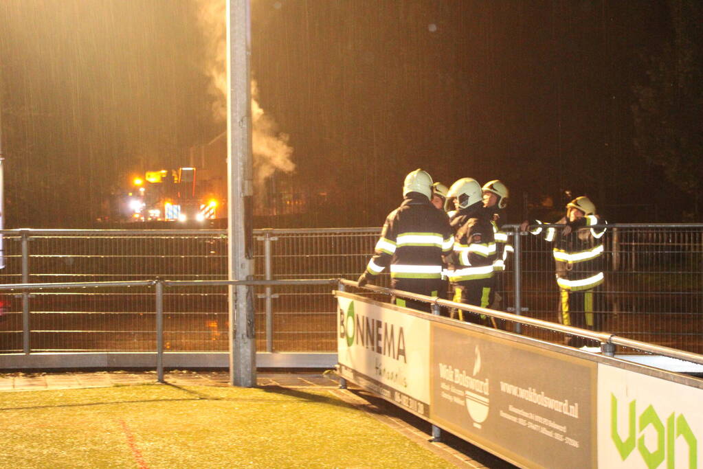 Brand in lichtmast bij voetbalveld