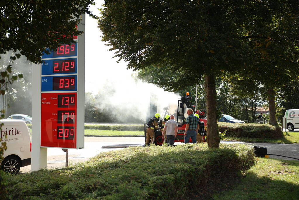 Brandweer blust brandende heftruck