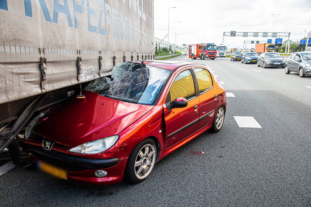 Automobilist belandt onder vrachtwagen door uitwijkmanoeuvre