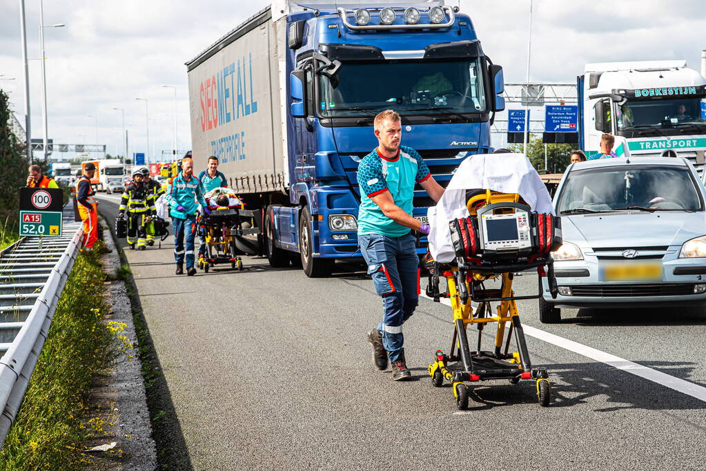 Automobilist belandt onder vrachtwagen door uitwijkmanoeuvre