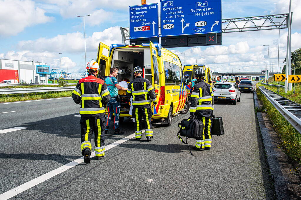 Automobilist belandt onder vrachtwagen door uitwijkmanoeuvre