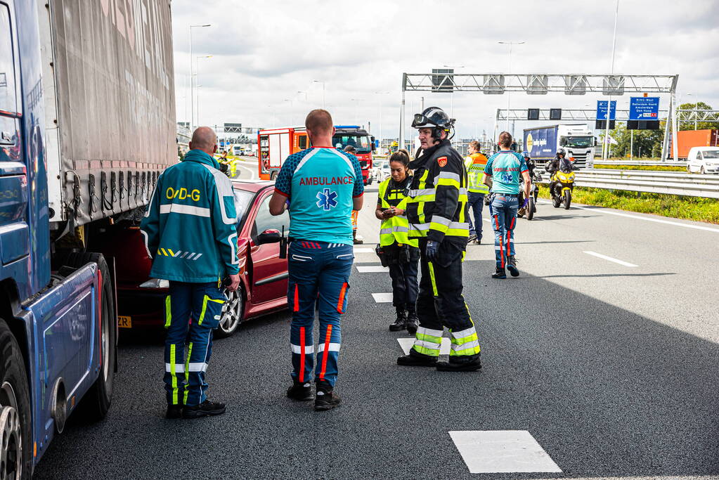 Automobilist belandt onder vrachtwagen door uitwijkmanoeuvre