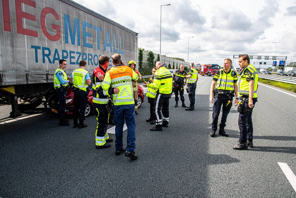 Automobilist belandt onder vrachtwagen door uitwijkmanoeuvre