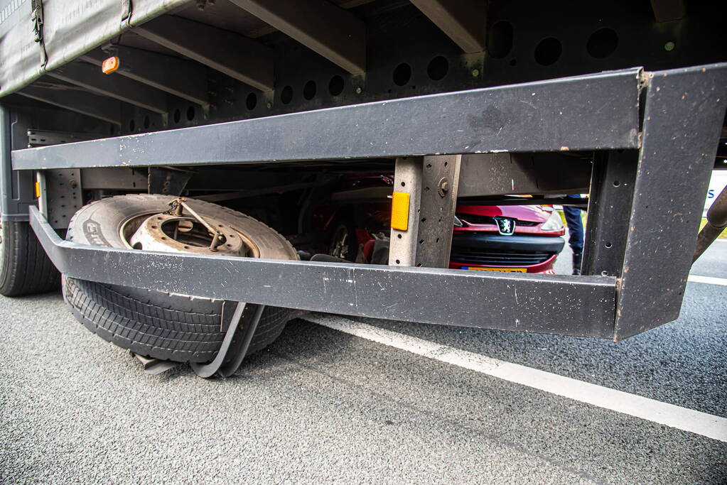 Automobilist belandt onder vrachtwagen door uitwijkmanoeuvre