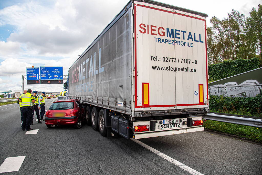 Automobilist belandt onder vrachtwagen door uitwijkmanoeuvre