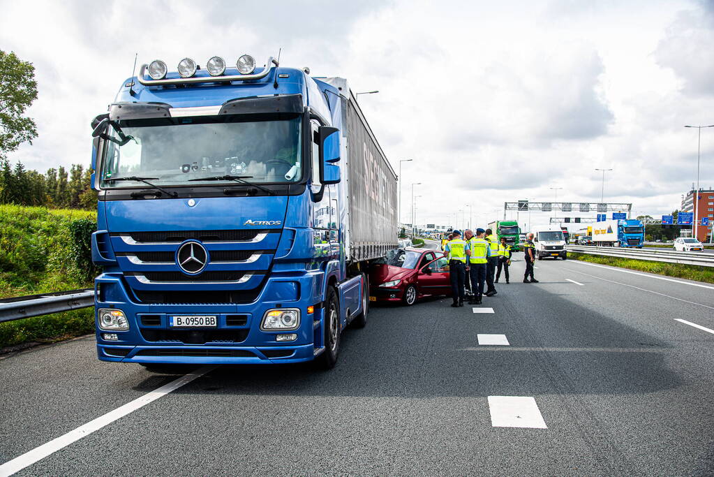 Automobilist belandt onder vrachtwagen door uitwijkmanoeuvre